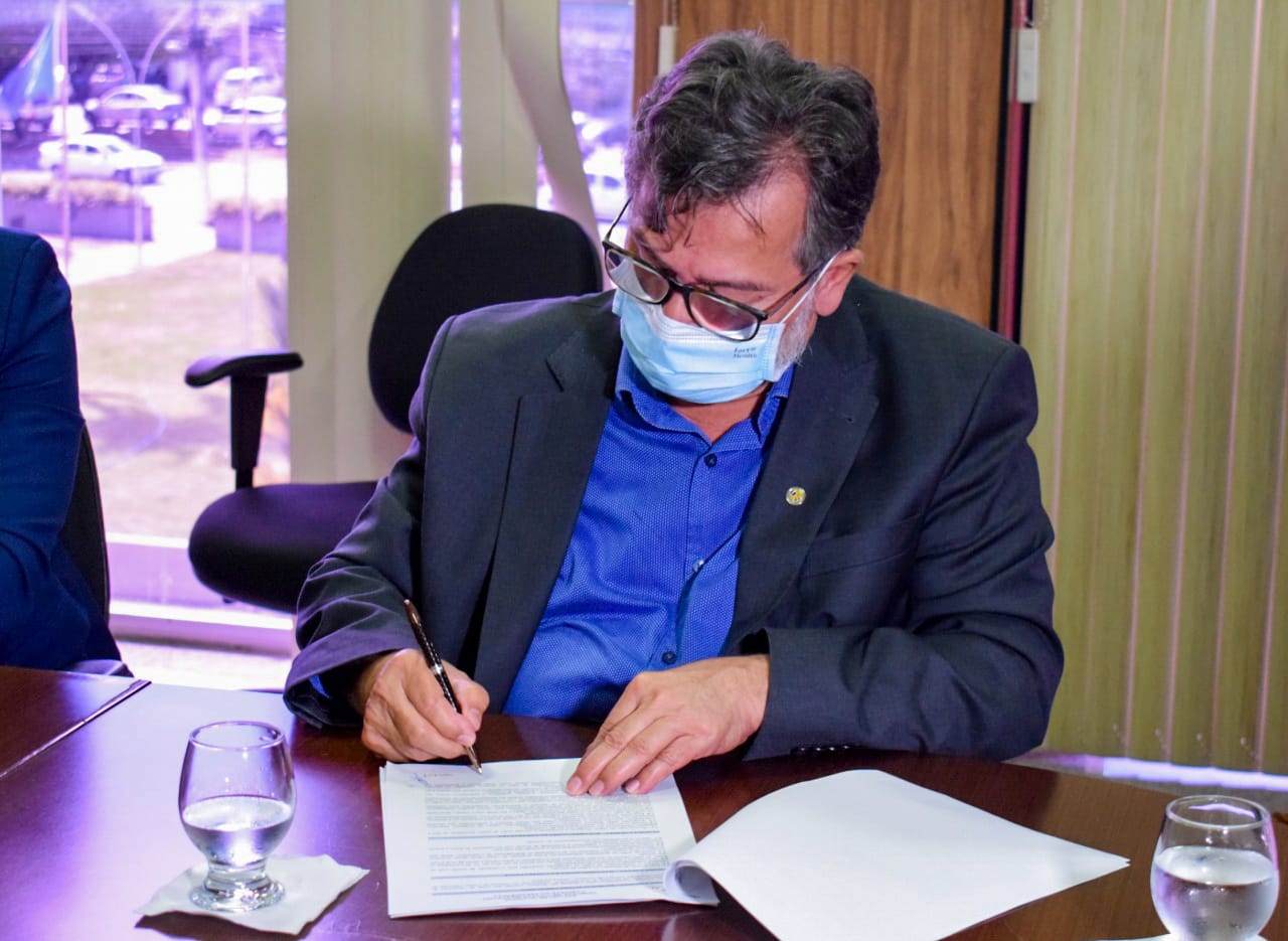 Presidente do CRCAL, José Vieira dos Santos, firma convênio junto ao Fundepes